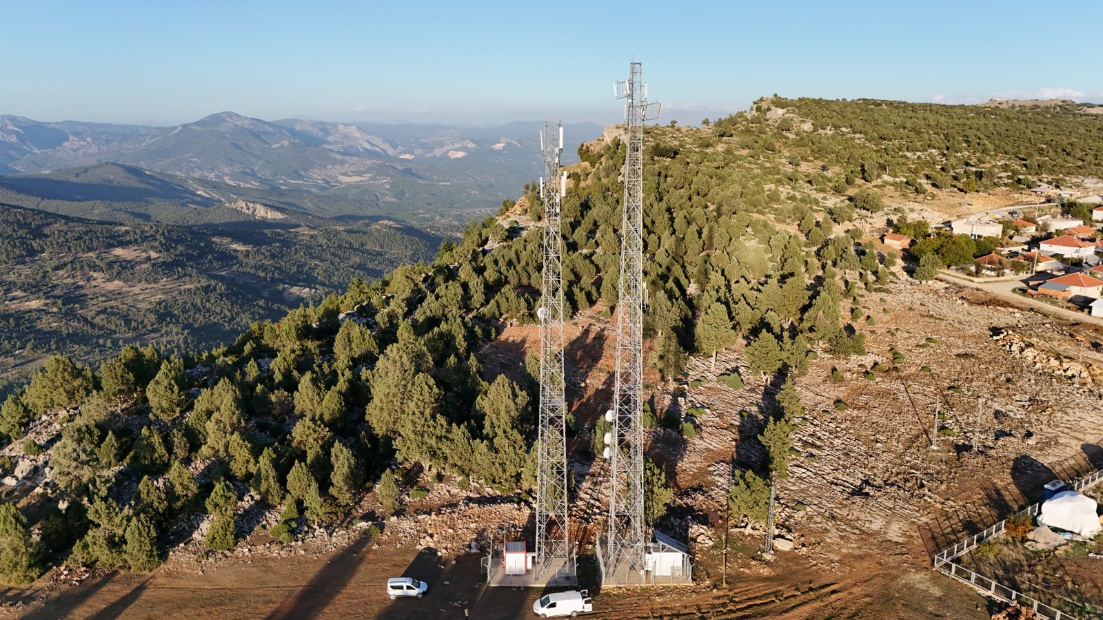Dağlık bölgede telekomünikasyon kuleleri