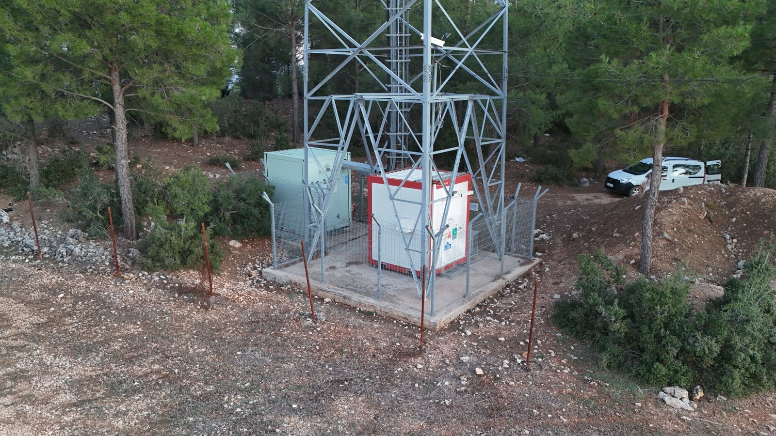 Çam ağaçları arasında telekomünikasyon istasyonu