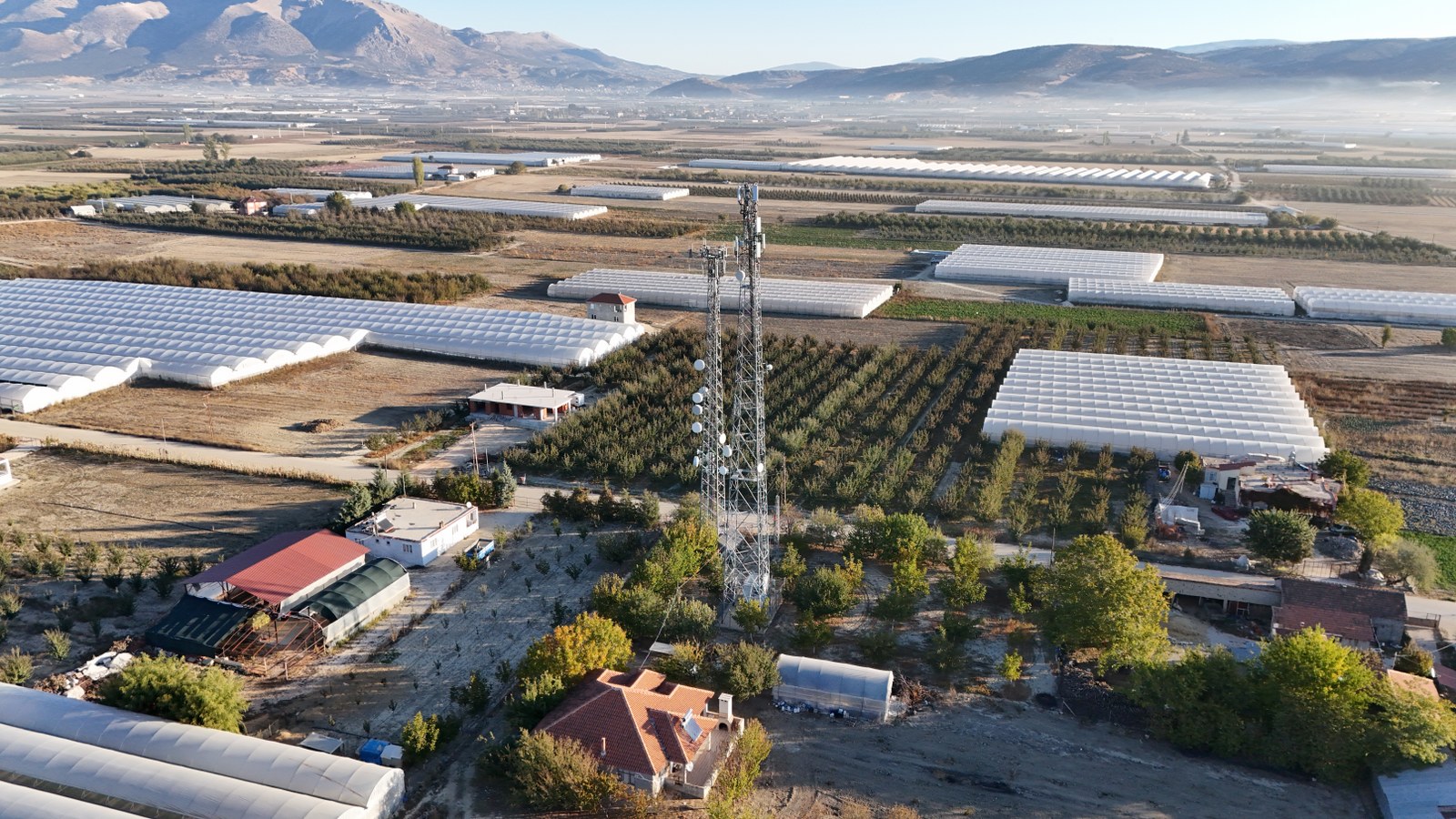 Tarım arazileri arasında telekomünikasyon kulesi